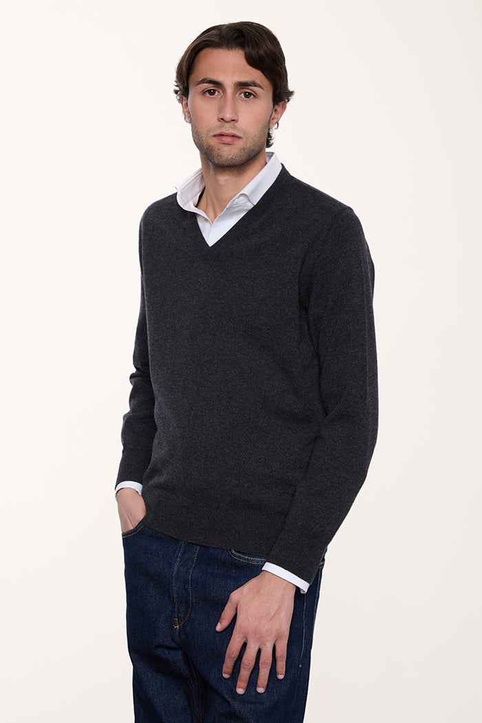 Maglione con scollo a v in cashmere ad un filo da uomo colore grigio antracite.