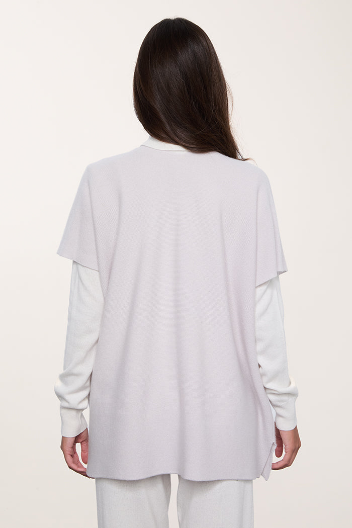 Foto dettaglio retro gilet da donna in puro cashmere made in Italy, vestibilità morbida e spacchetti laterali.