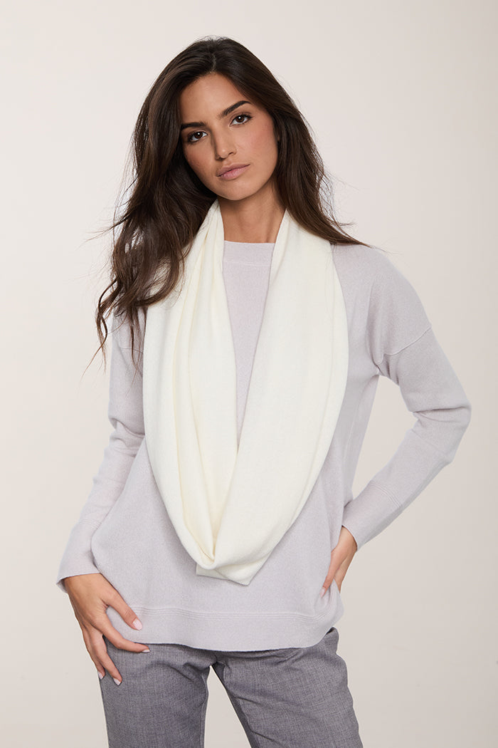 Sciarpa ad anello in puro cashmere da donna colore bianco dettaglio.