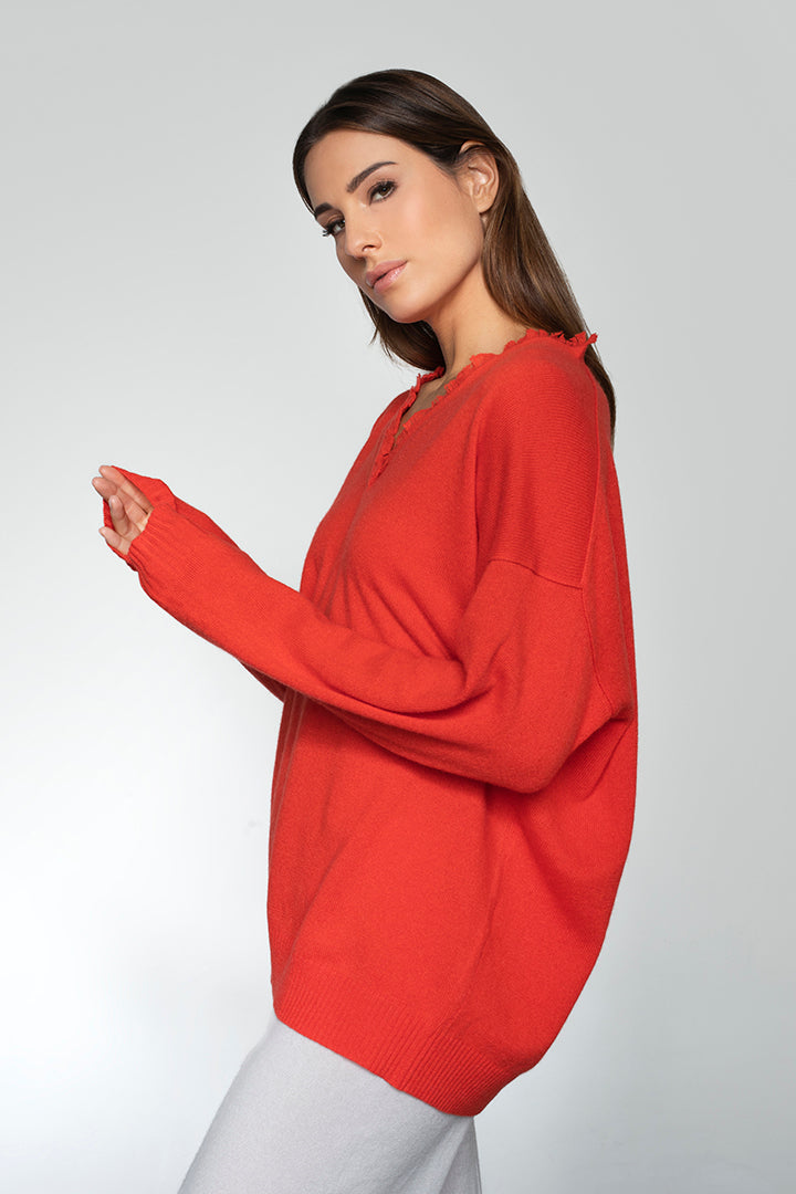 Dettaglio laterale maglione da donna con scollo V e spalla scesa.