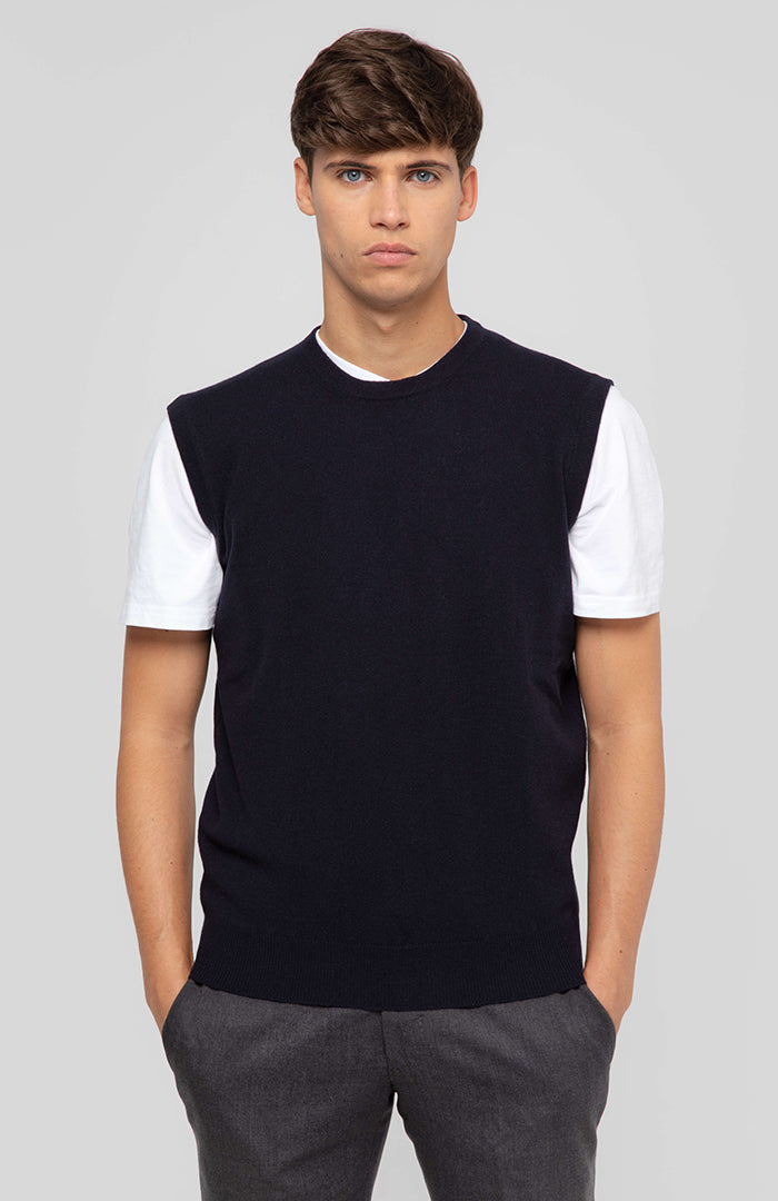 Gilet girocollo in puro e soffice cashmere.