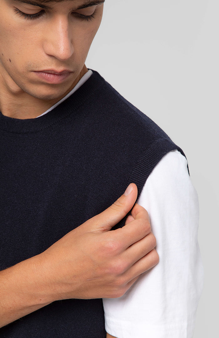 Dettaglio gilet girocollo 100% cashmere da uomo colore blu Navy.