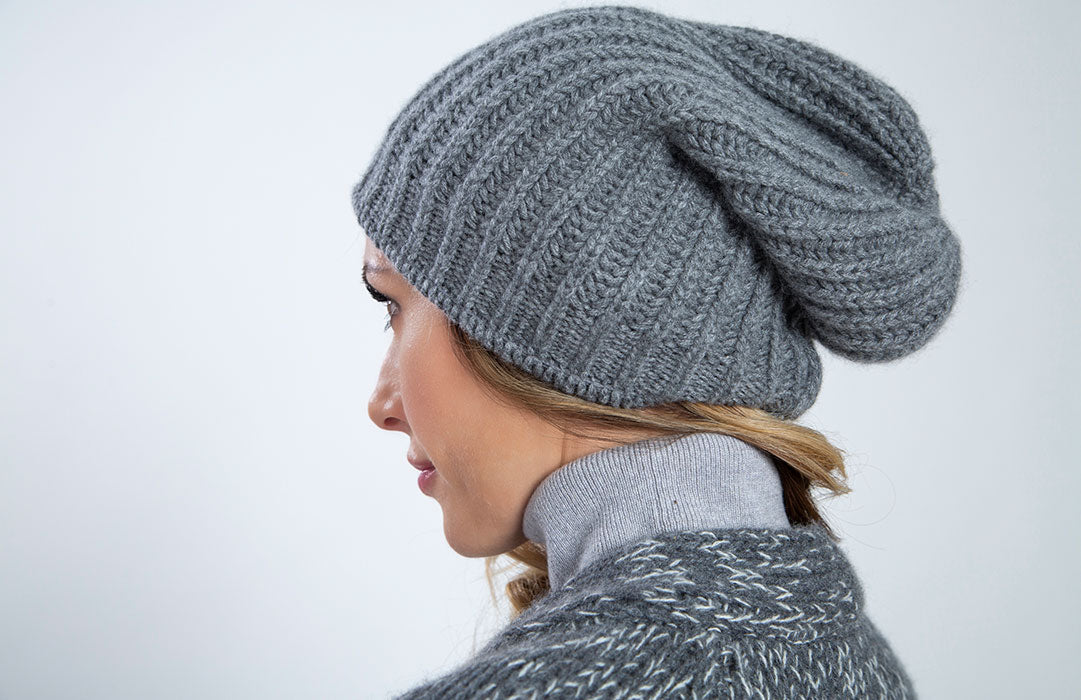 Cappello costa inglese in puro cashmere 8 fili da donna, color grigio scuro, profilo.