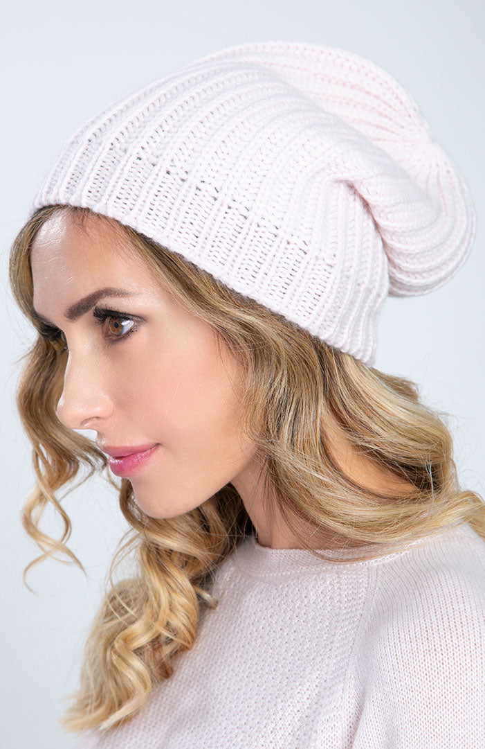 Cappello costa inglese in puro cashmere color rosa pastello, profilo.
