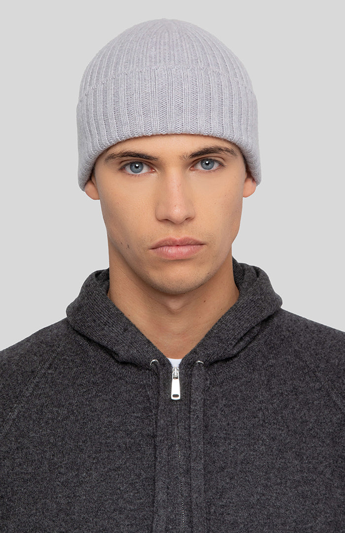 Cappello in puro cashmere da uomo colore grigio chiaro.