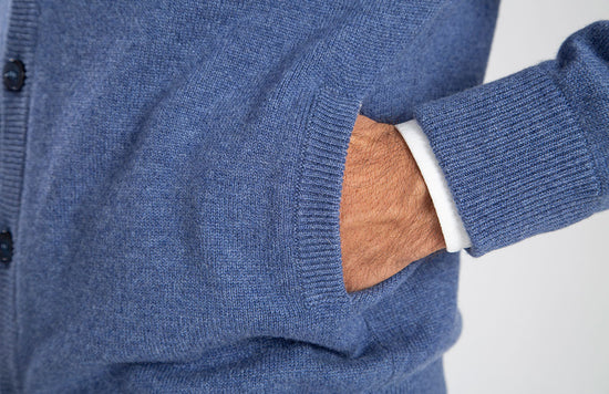 Cardigan doppio filo 100% cashmere, color jeans, con bottoni, dettaglio tasca e polso.