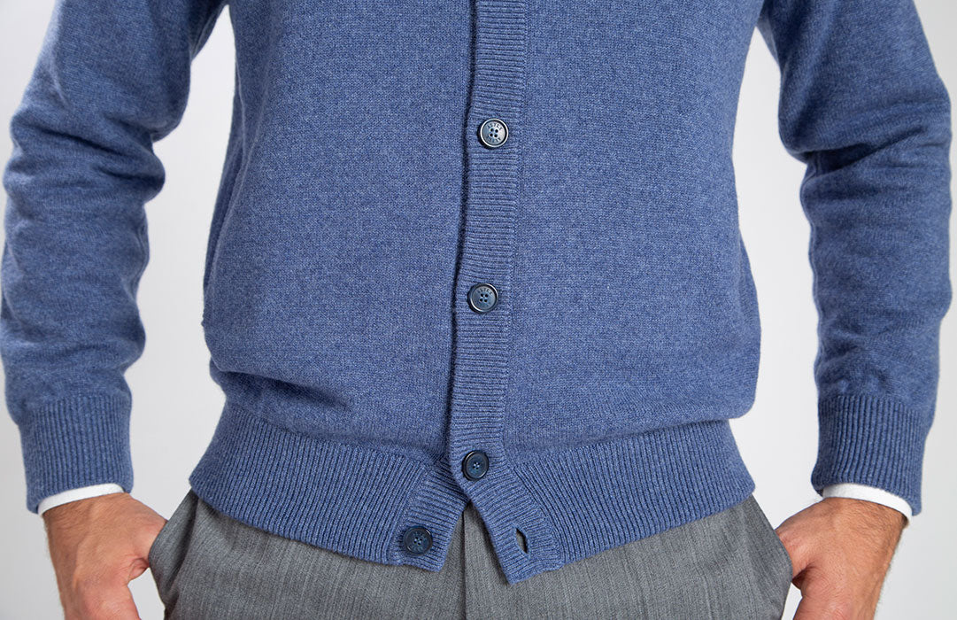 Cardigan doppio filo con bottoni realizzato in puro cashmere, color jeans, dettaglio polsi e fondo.