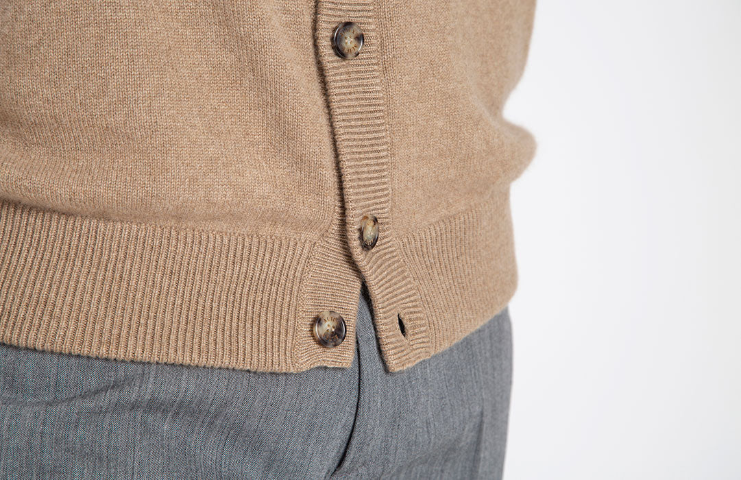 Cardigan doppio filo 100% cashmere, color sabbia, dettaglio fondo.
