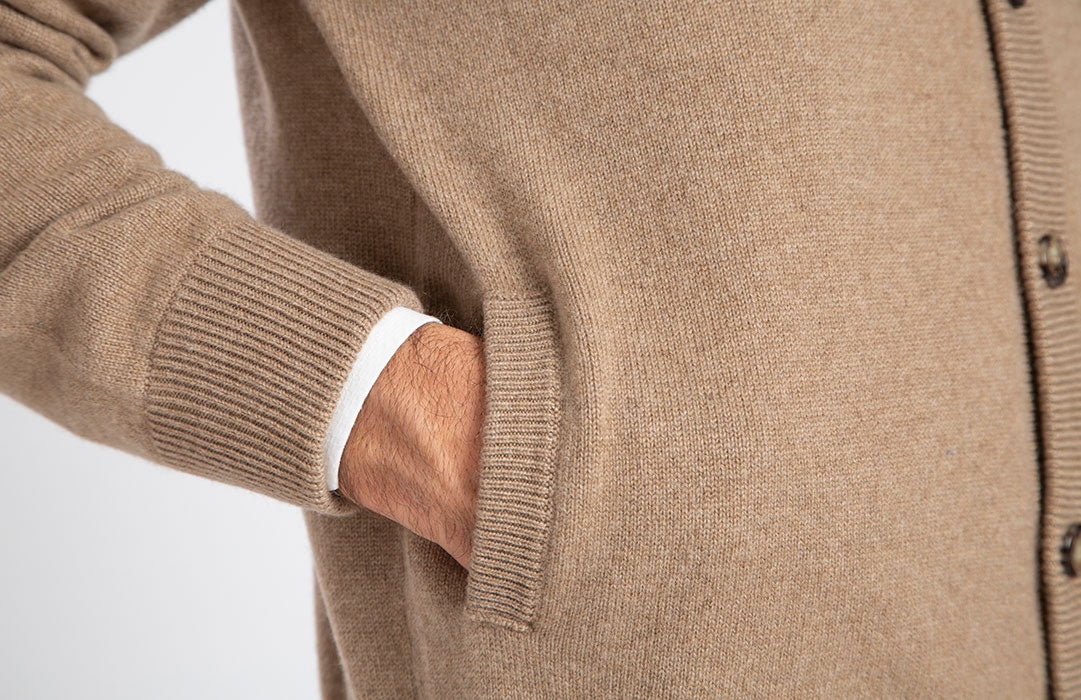 Cardigan doppio filo in puro cashmere, color sabbia, dettaglio polso e tasca.