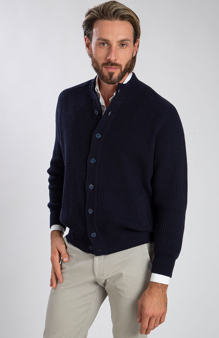 Cardigan maglia inglese con bottoni 100% cashmere, color blu navy, davanti.