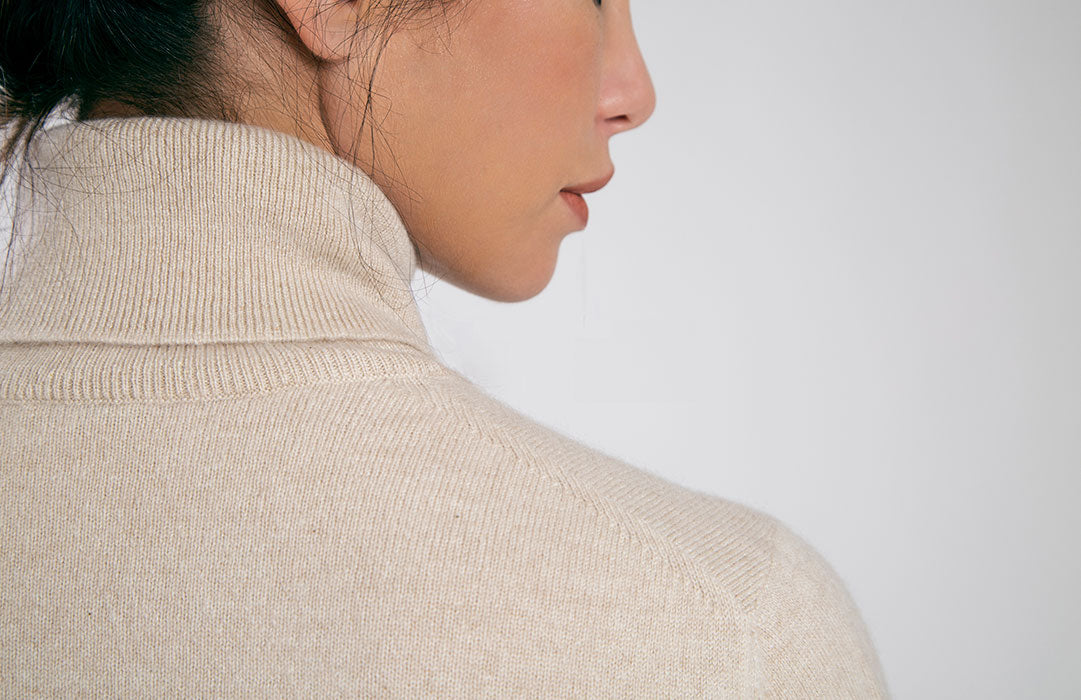 Dolcevita avorio in puro cashmere, dettaglio spalla dietro.