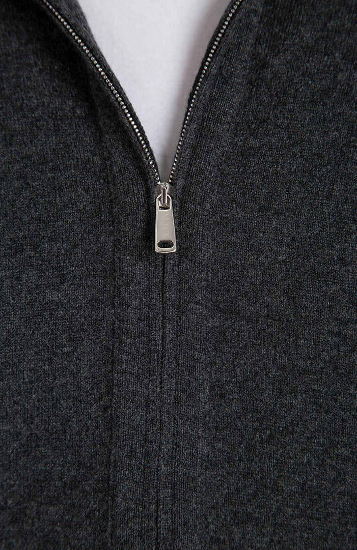 Felpa in puro cashmere con cappuccio e zip, color grigio scuro, dettaglio zip.