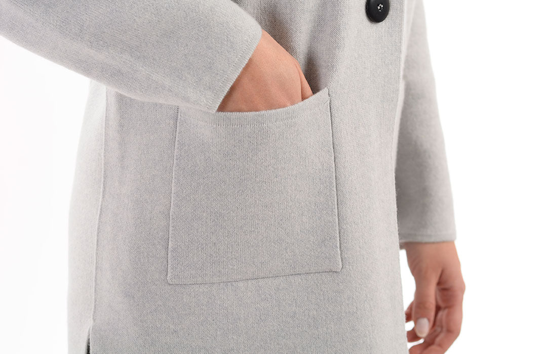 Giacca doppio petto color grigio perla in puro cashmere, dettaglio tasca e polso.