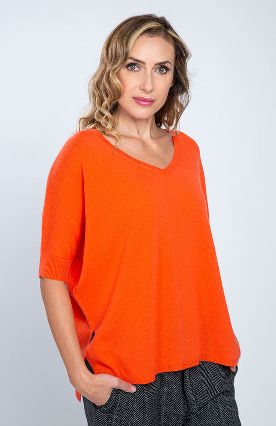 Maxi maglia con scollo v e maniche corte, 100% cashmere color arancio, profilo.