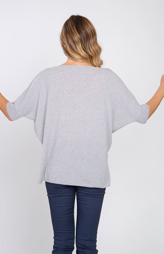 Maxi maglia scollo v in puro cashmere con maniche corte, color grigio perla, dietro.