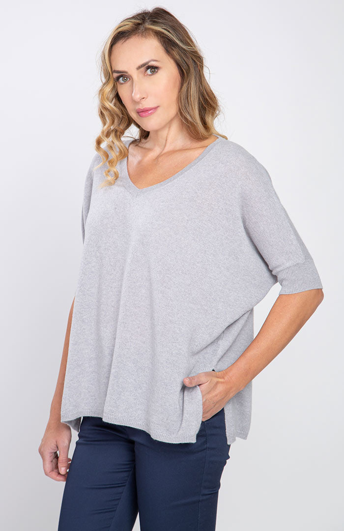 Maxi maglia scollo v in puro cashmere con maniche corte, color grigio perla, profilo.