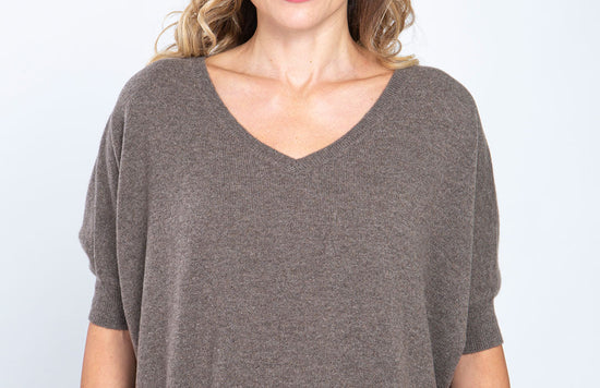 Maxi maglia scollo v in puro cashmere con maniche corte, color marrone mélange, dettaglio scollo.