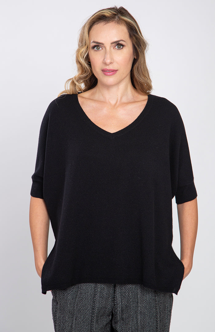 Maxi maglia scollo v con maniche corte color nero, 100% cashmere, davanti.