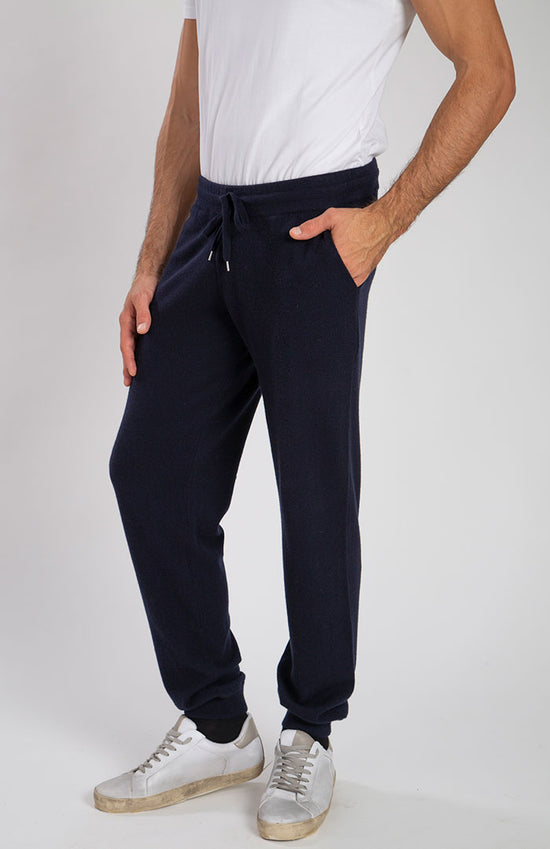 Pantaloni sportivi in puro cashmere color blu navy, davanti.