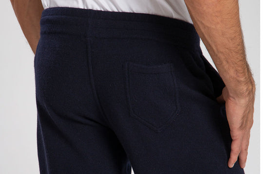 Pantaloni tuta in puro cashmere color blu navy, dettaglio tasca posteriore.