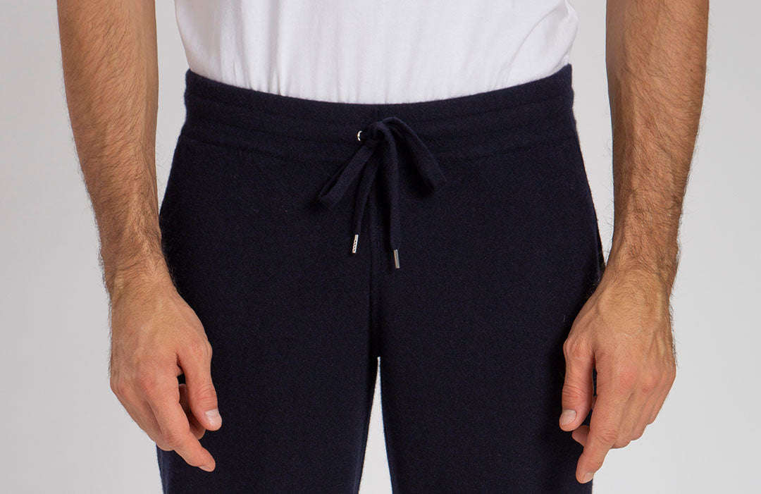 Pantaloni tuta 100% cashmere color blu navy, dettaglio fascione.