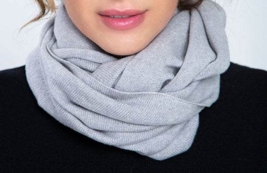 Sciarpa anello donna in puro cashmere color grigio chiaro, dettaglio texture.