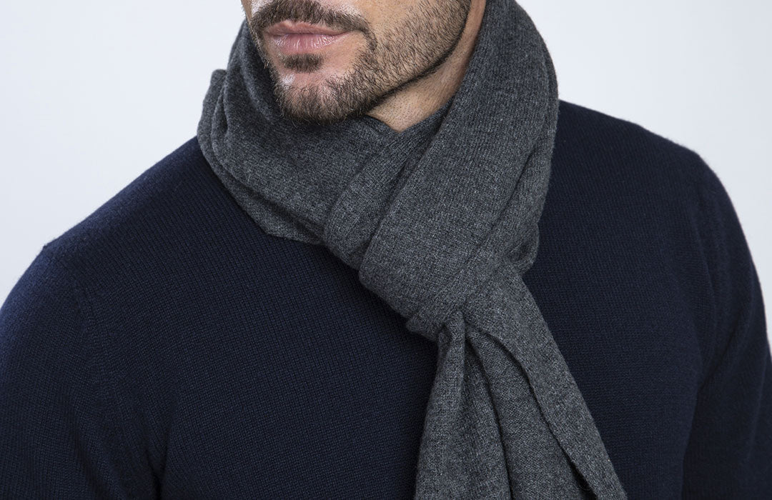 Sciarpa in puro cashmere color grigio scuro, dettaglio.
